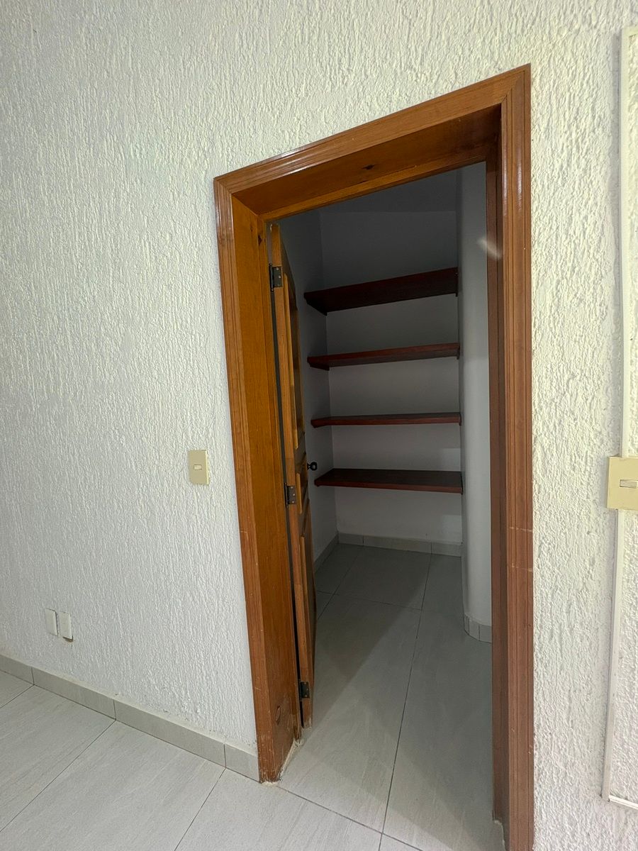 15 of 30: Amplios closets en recamaras