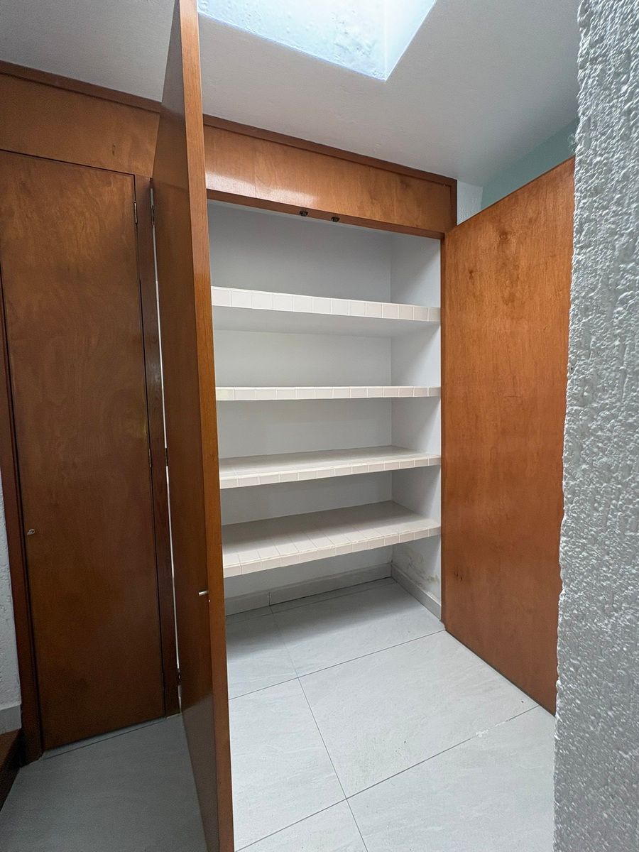 16 of 30: Closet de blancos