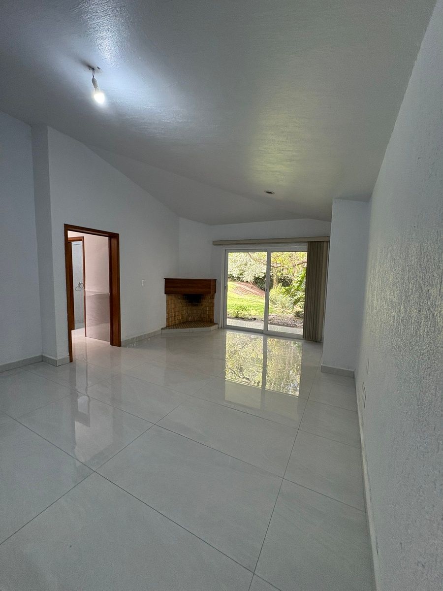 8 of 30: Amplia recamara principal con vista