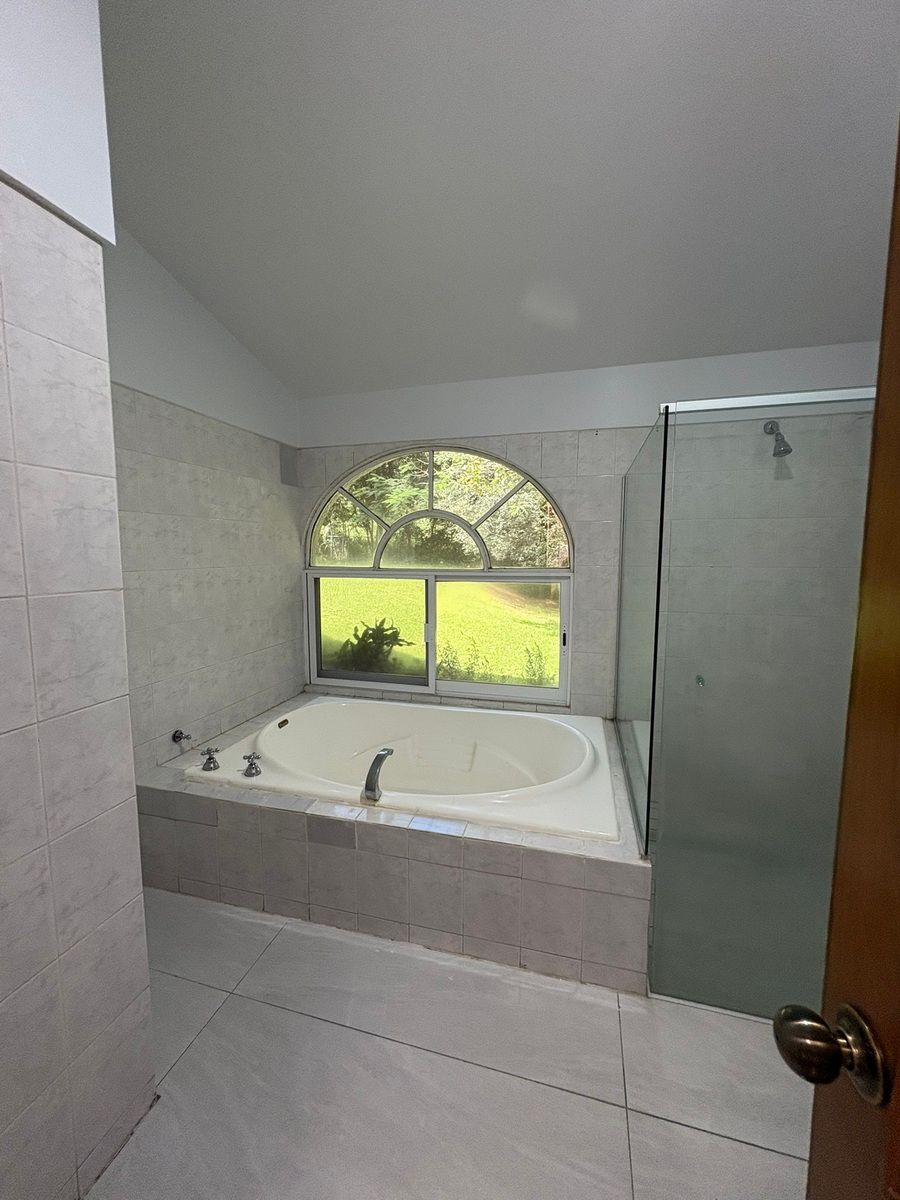 9 of 30: Tina en recamara principal