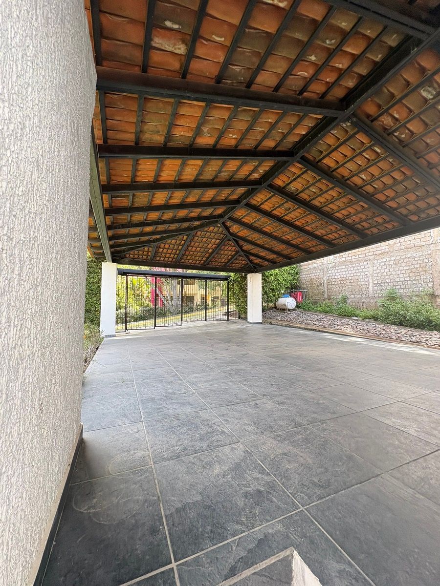 21 of 30: Estacionamiento techado