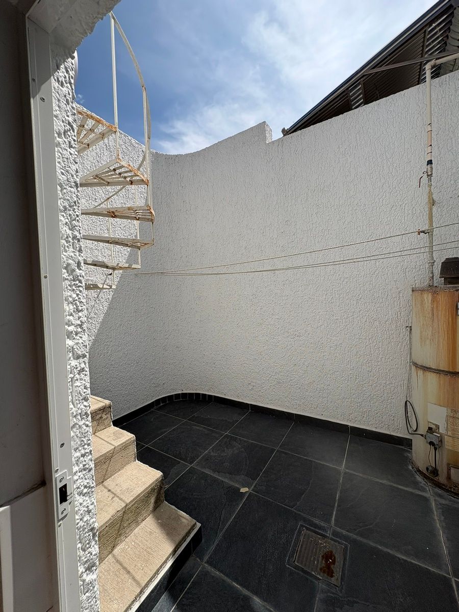 22 of 30: Patio de Servicio