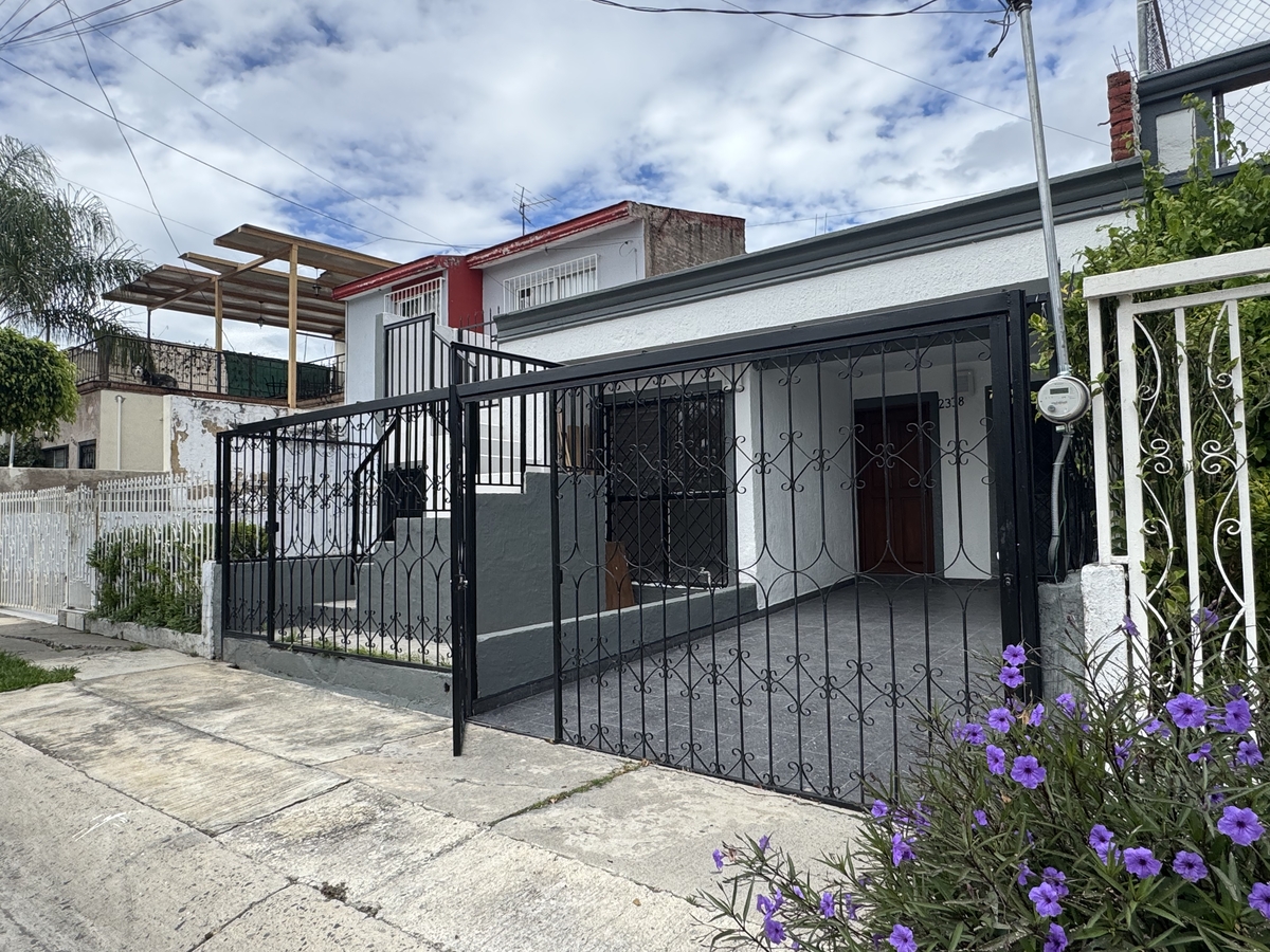 1 of 24: Fachada