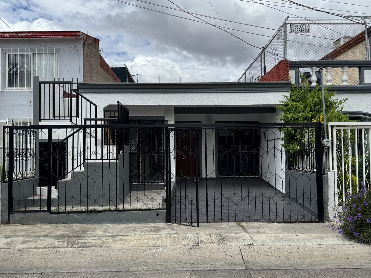 2 of 24: Fachada