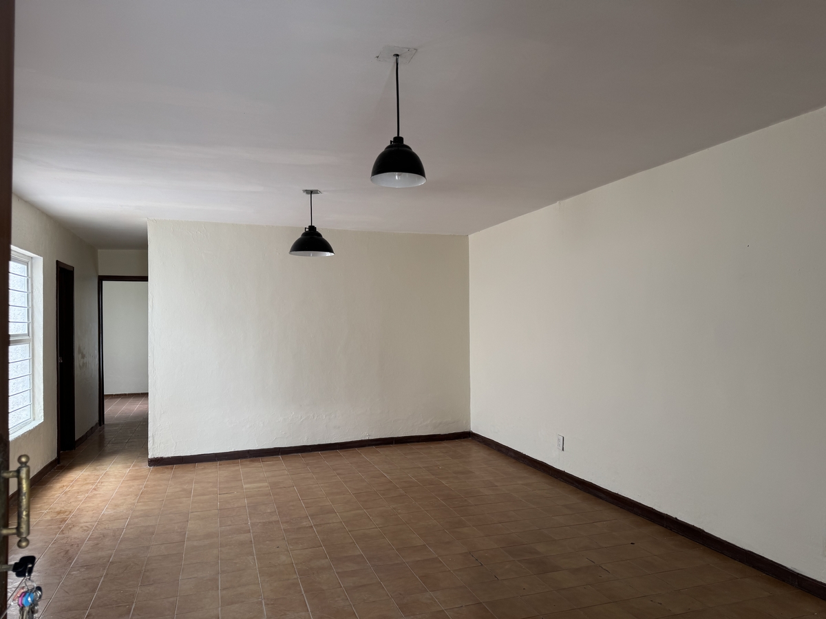 5 of 24: Sala