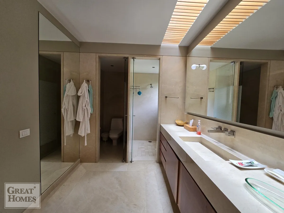 13 de 25: Baño de recamara principal