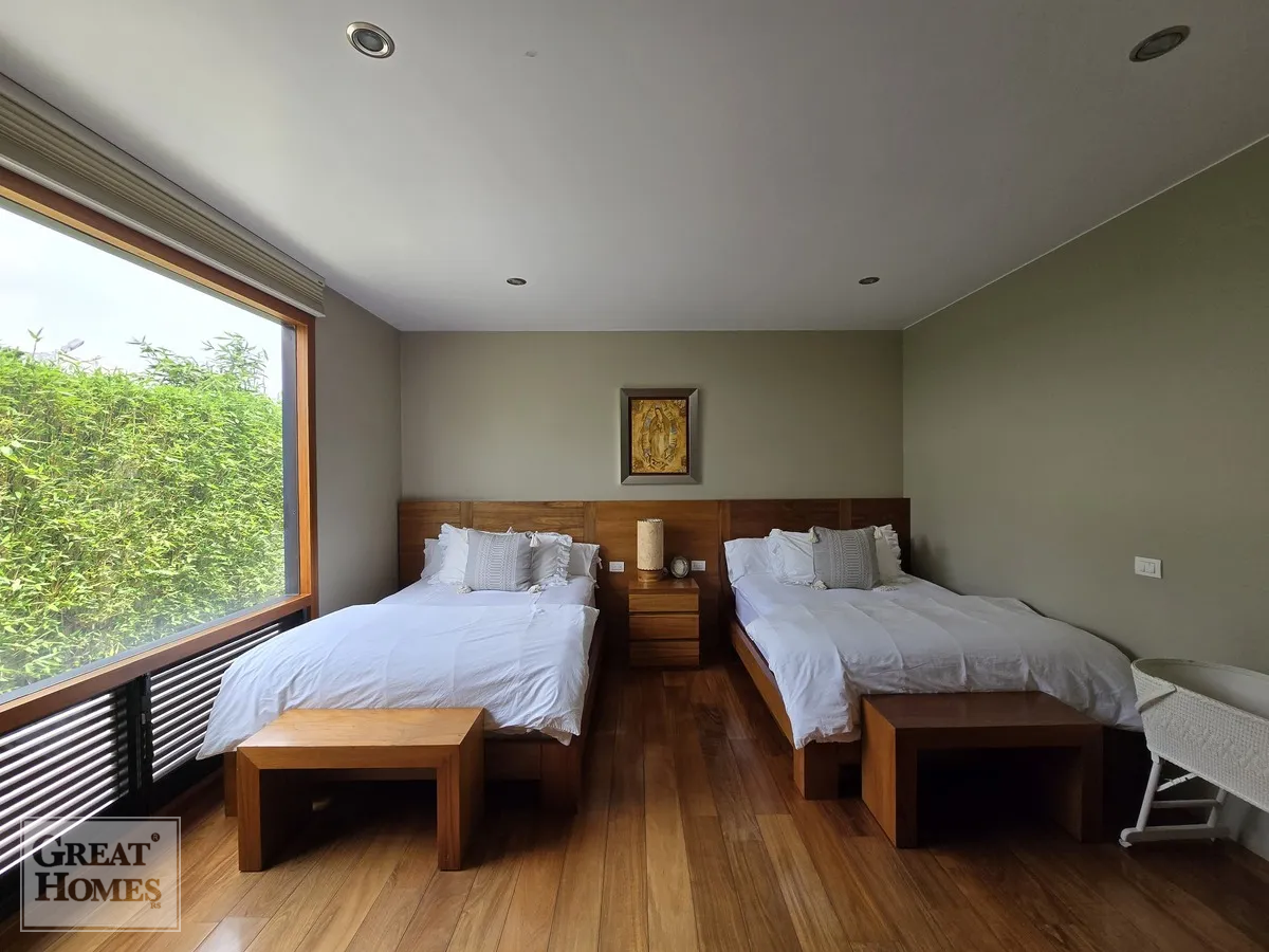 16 de 25: Grandes ventanales con vista al jardín