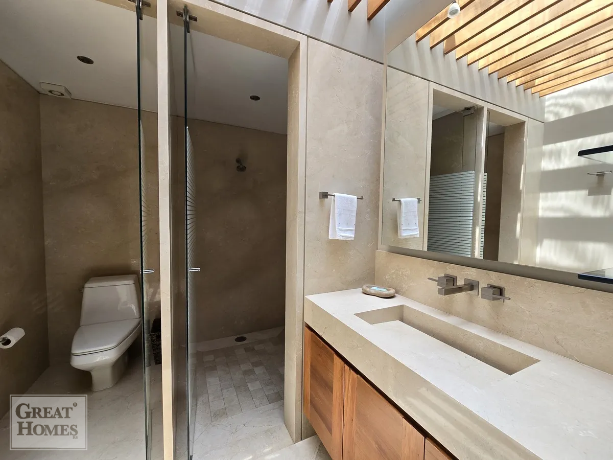 18 de 25: Baño con canceles de vidrio templado