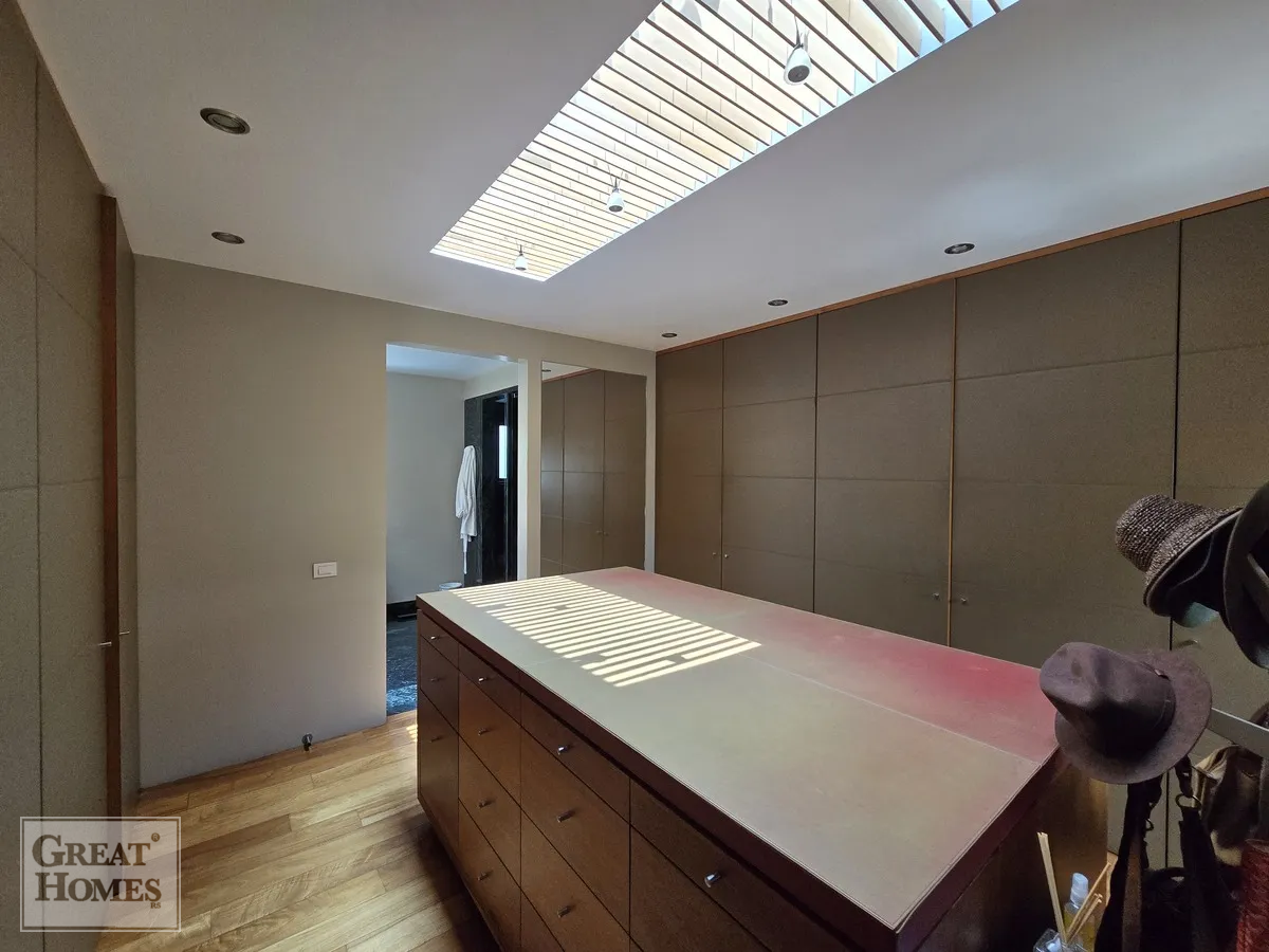 17 de 25: Vestidor de recamara principal