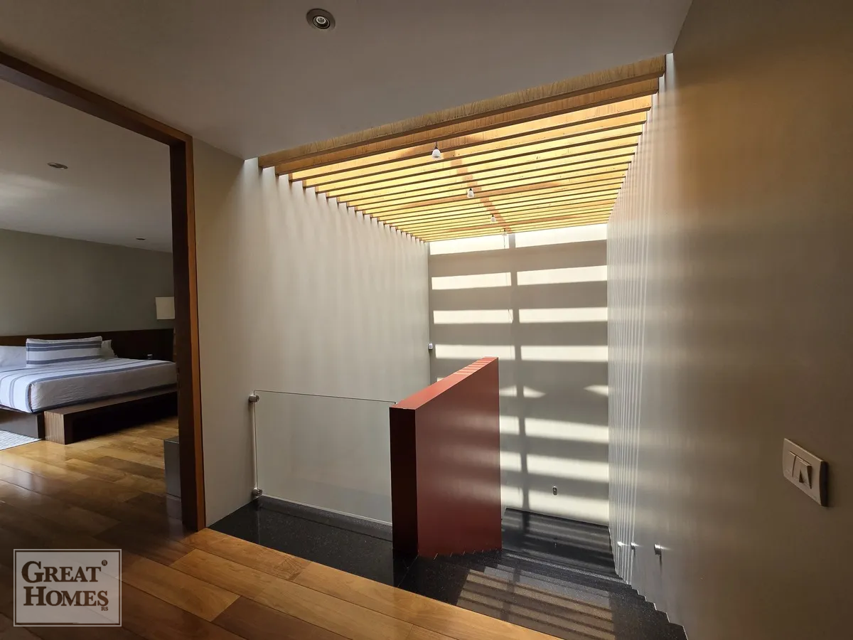 24 de 25: Escalera al primer nivel