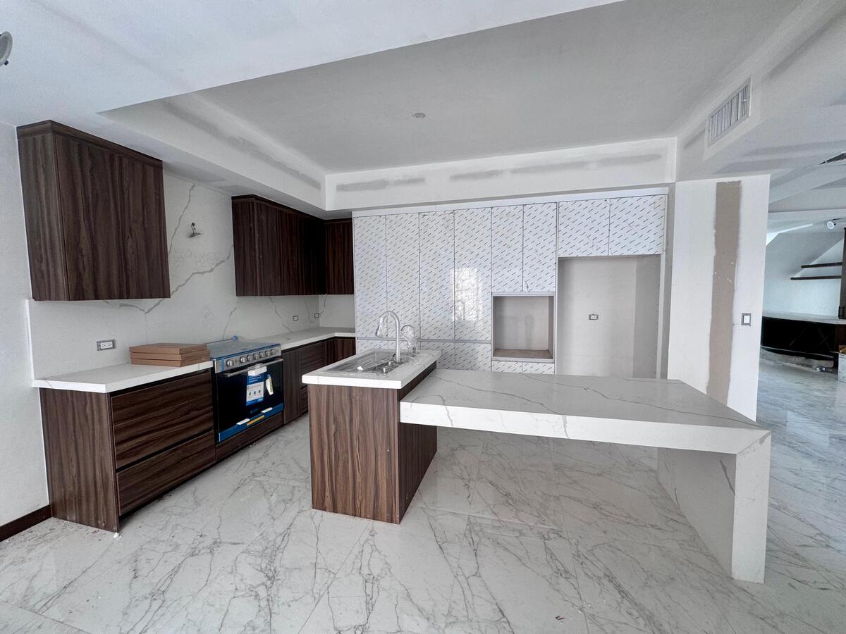 2 of 23: cocina equipada