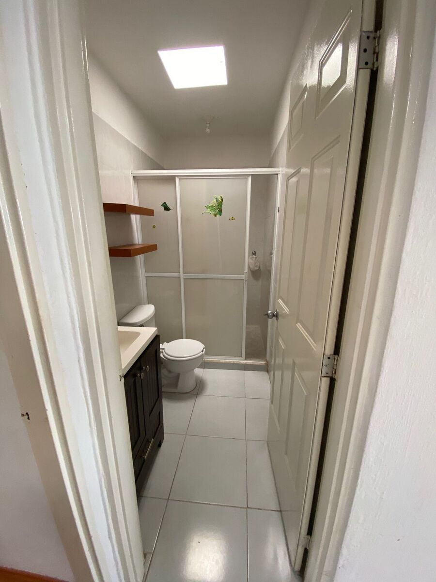 12 de 13: Baño completo compartido