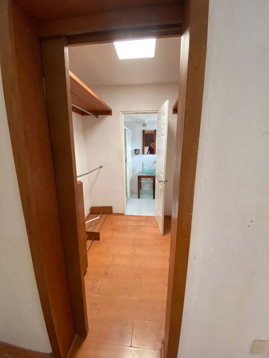 7 de 13: Vestidor con baño