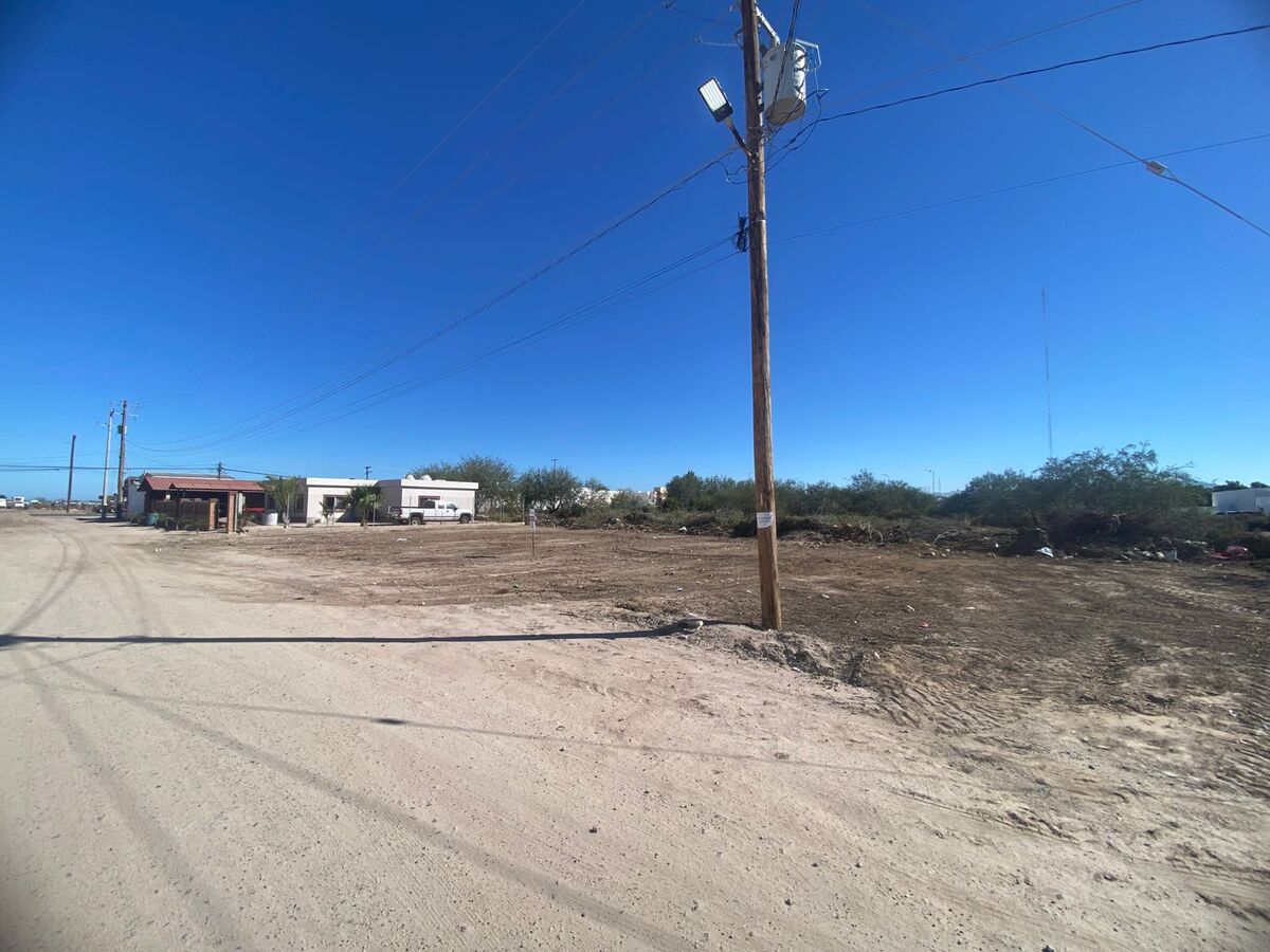 8 de 12: CALLEDE ACCESO FRENTE A TERRENO