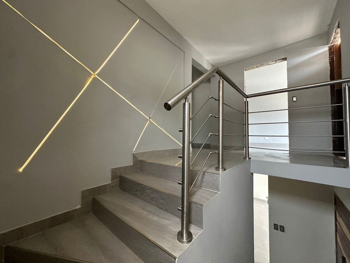 2 of 6: Escaleras 2da planta