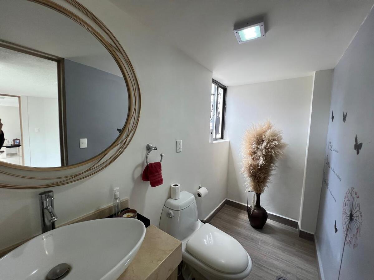 19 de 49: baño de visitas para salón de juegos