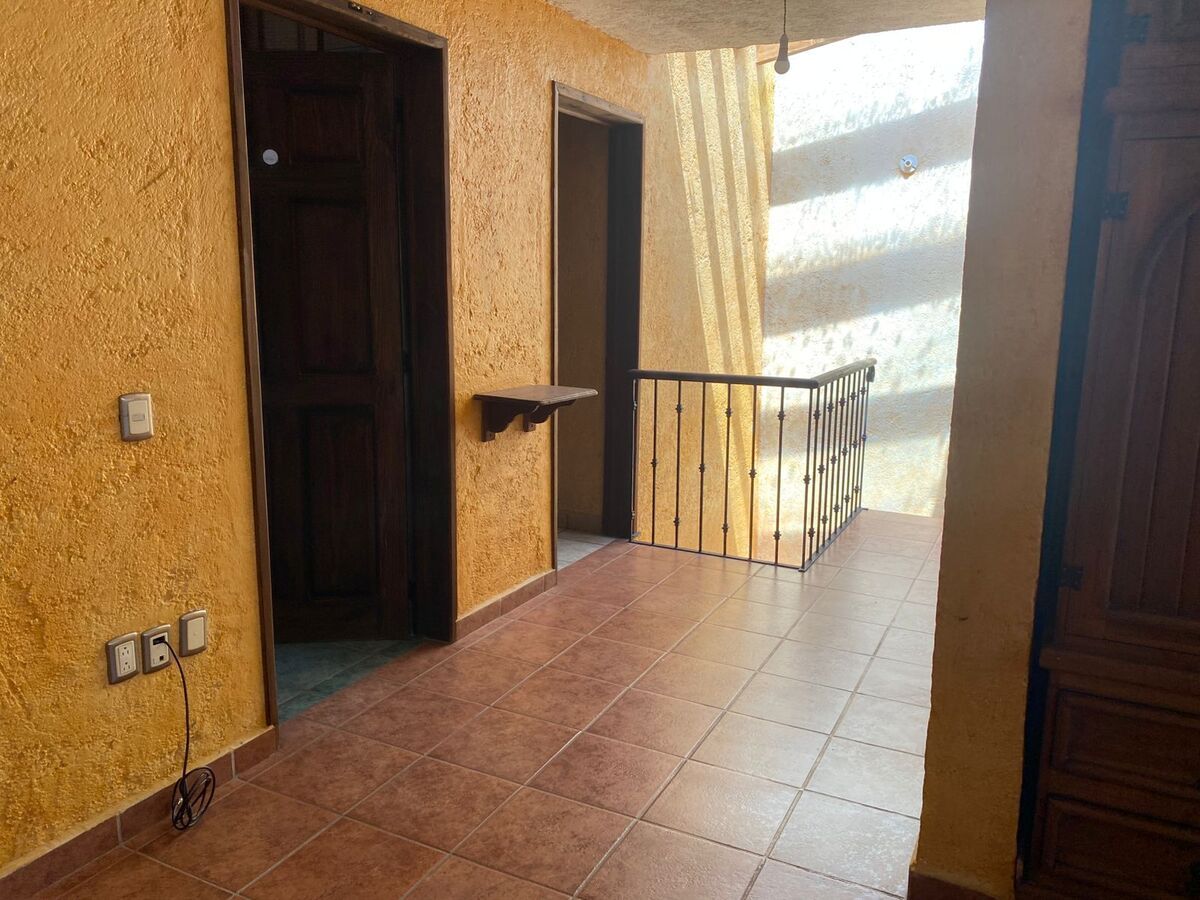 CASA EN VENTA ZONA CANDILES 4 RECAMARAS