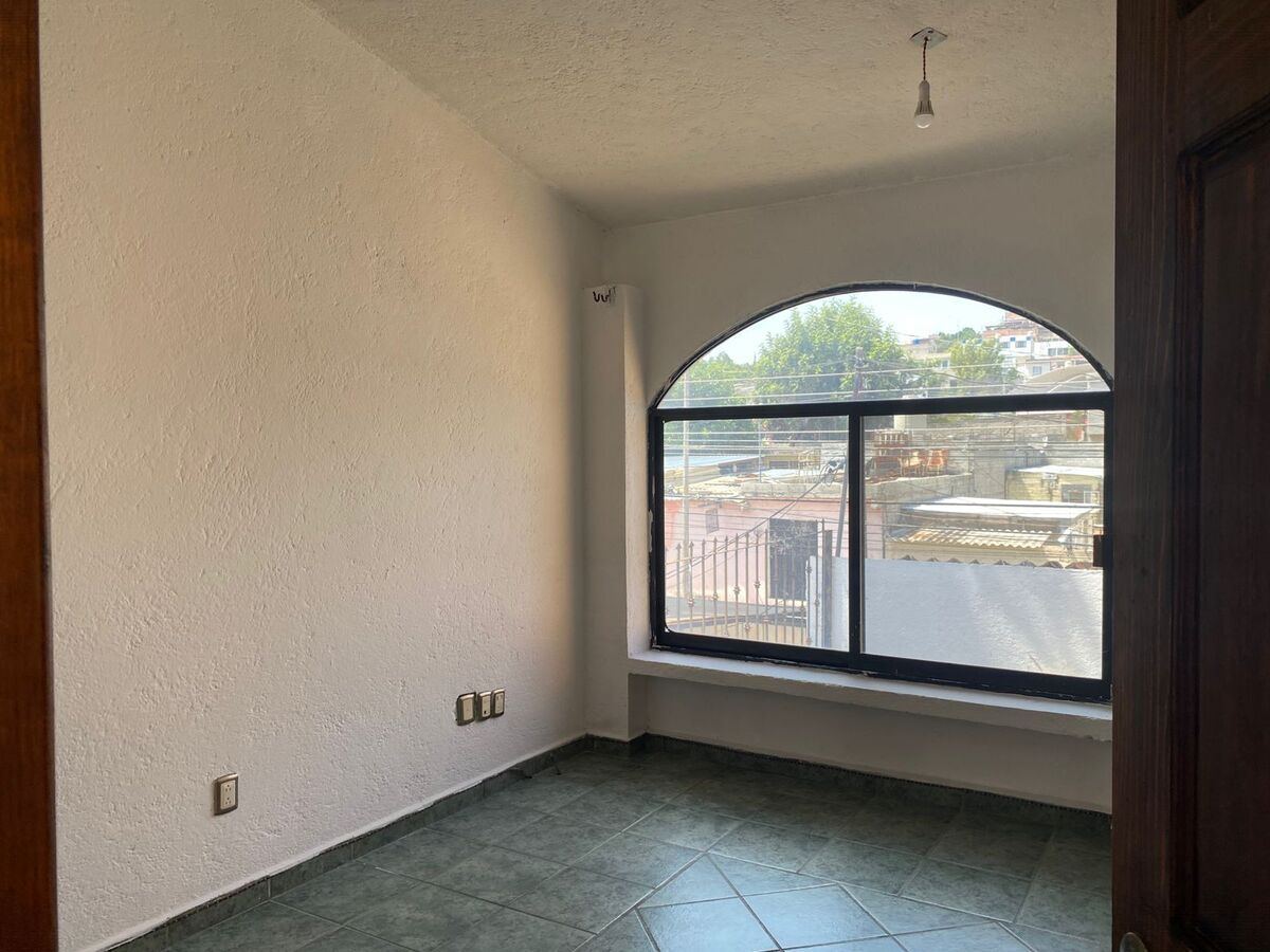 CASA EN VENTA ZONA CANDILES 4 RECAMARAS