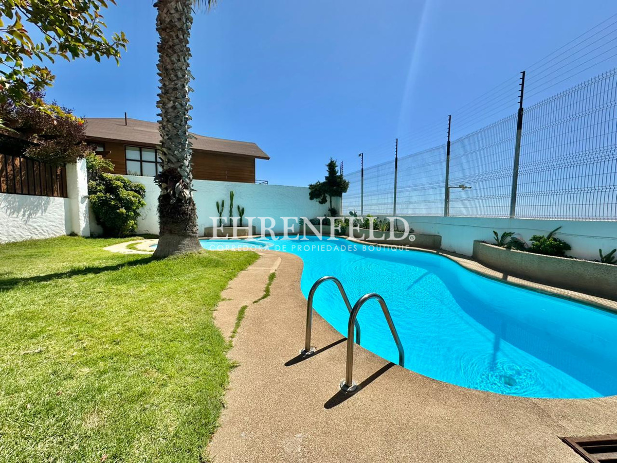 34 de 36: Piscina condominio.