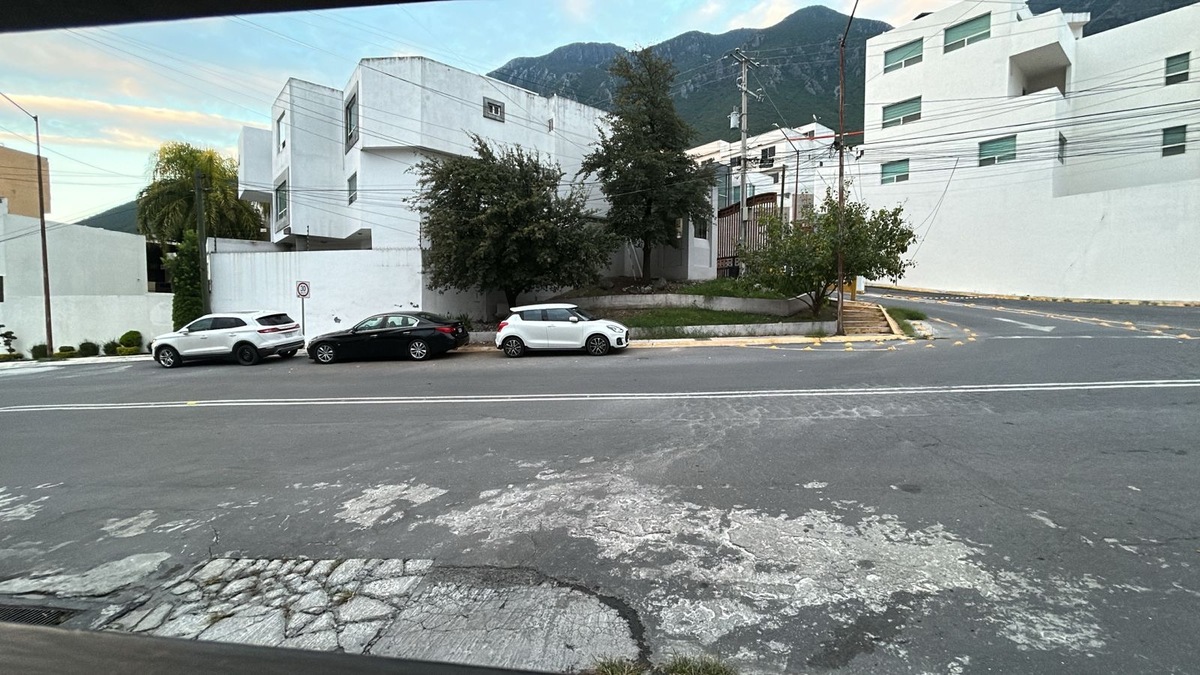 13 de 13: Amplia calle y frente a casa. Espacio libre de estacionamien
