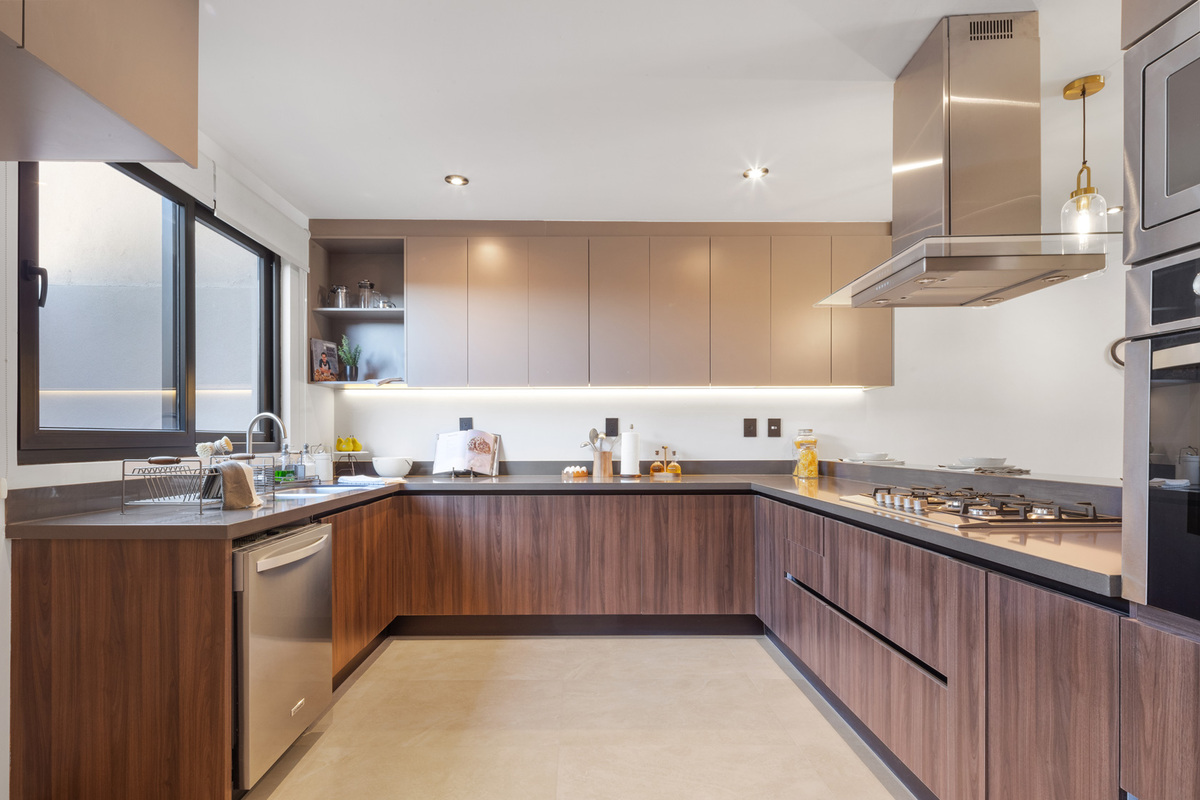 2 of 26: Convivencias con la Familia en esta Cocina Super Moderna.