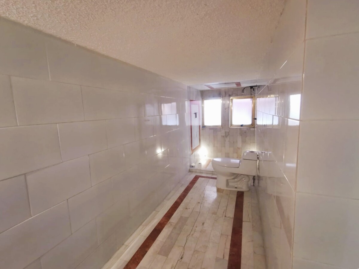 8 de 27: baño completo y de visitas PB
