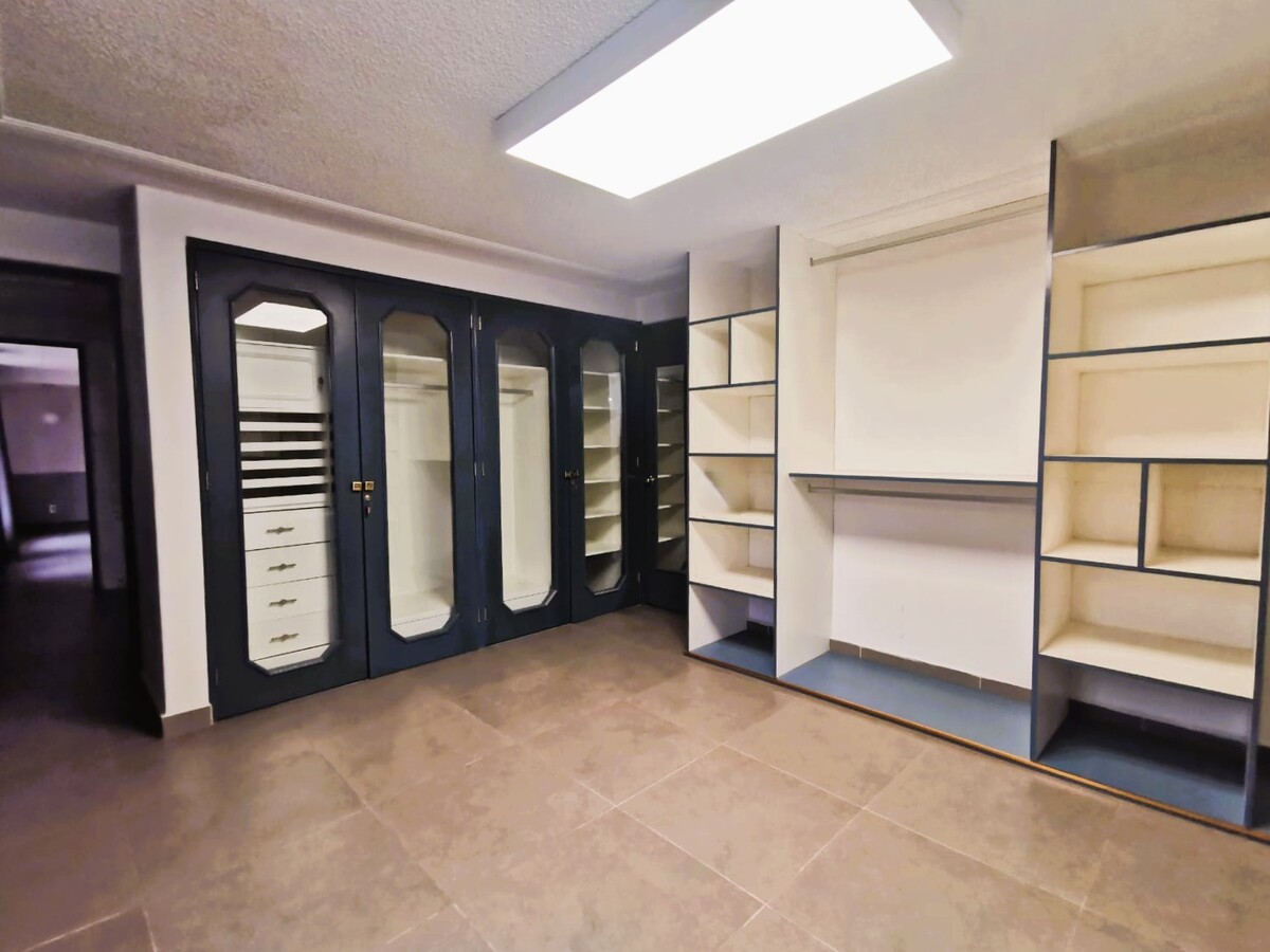 15 de 27: walk in closet recamara principal