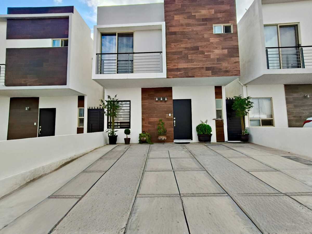 1 of 14: Casa con casa club