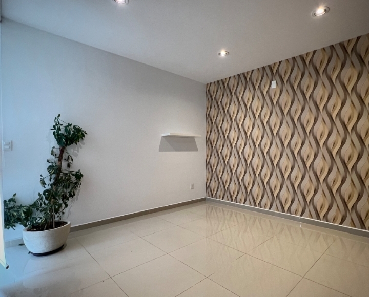 7 de 15: Recámara en planta baja con clóset y baño completo