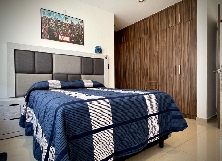 15 de 15: Recámara secundaria con baño completo y clóset