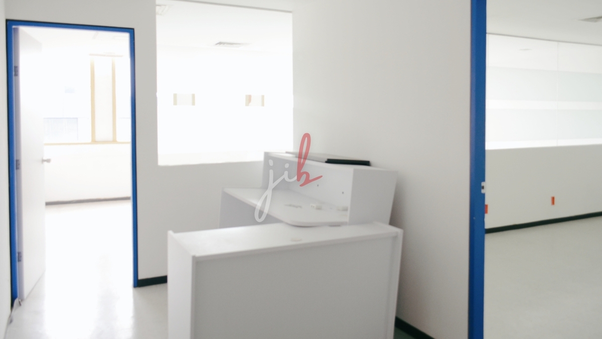 1 of 12: vista acceso a sala de juntas