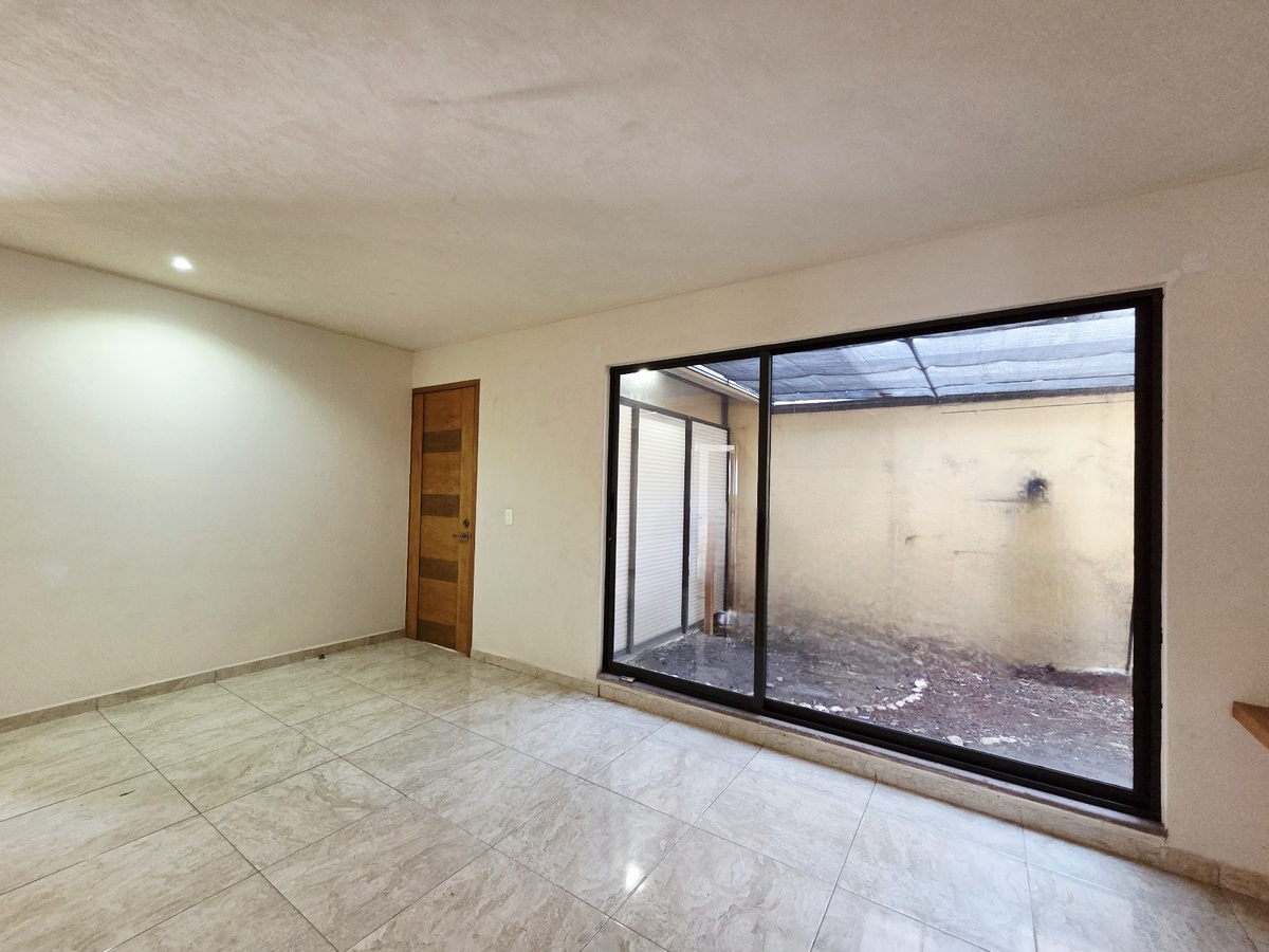 2 de 36: Cuarto de juegos con patio
