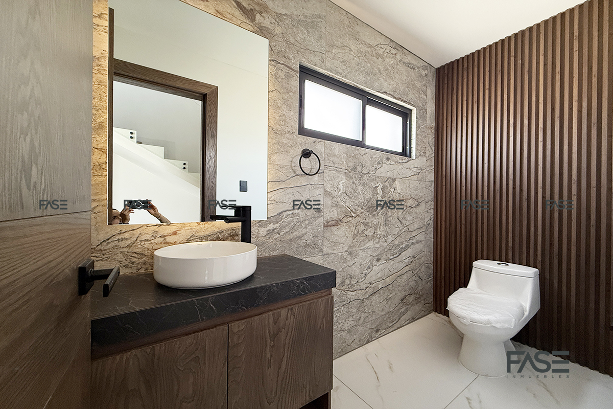 2 de 24: Medio baño