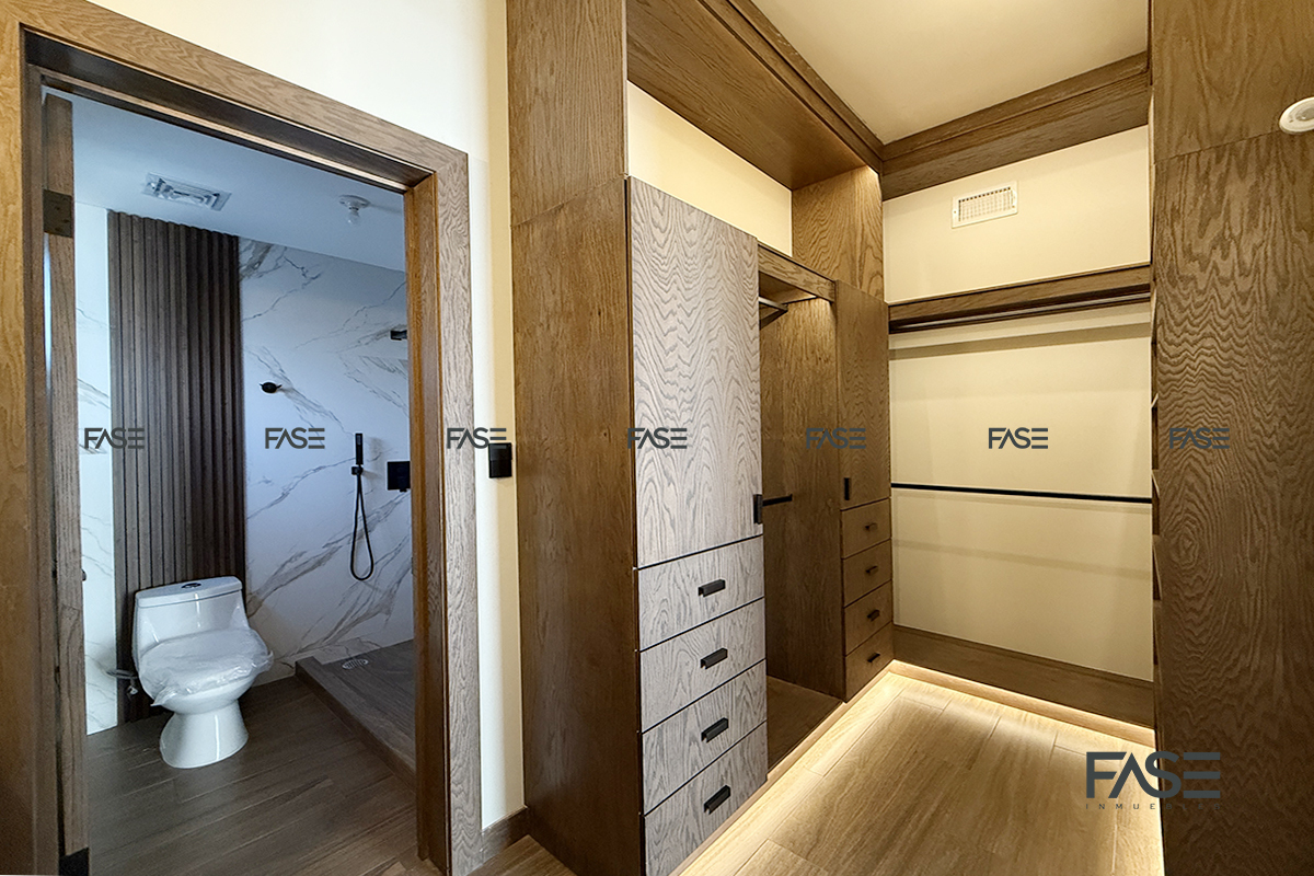 10 de 24: Baño master/ Vestidor