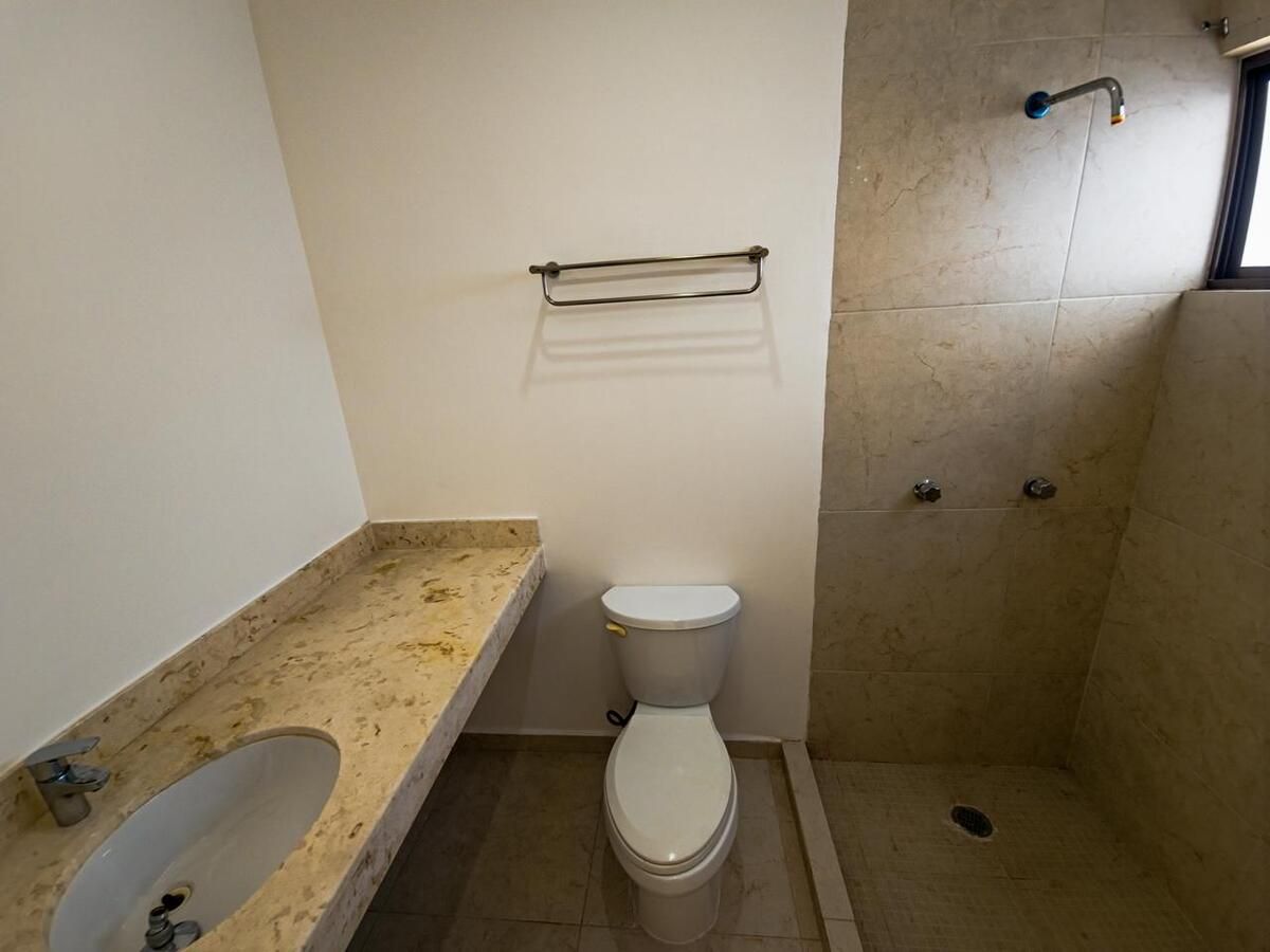 9 de 21: baño completo con área de closet en ambos cuartos