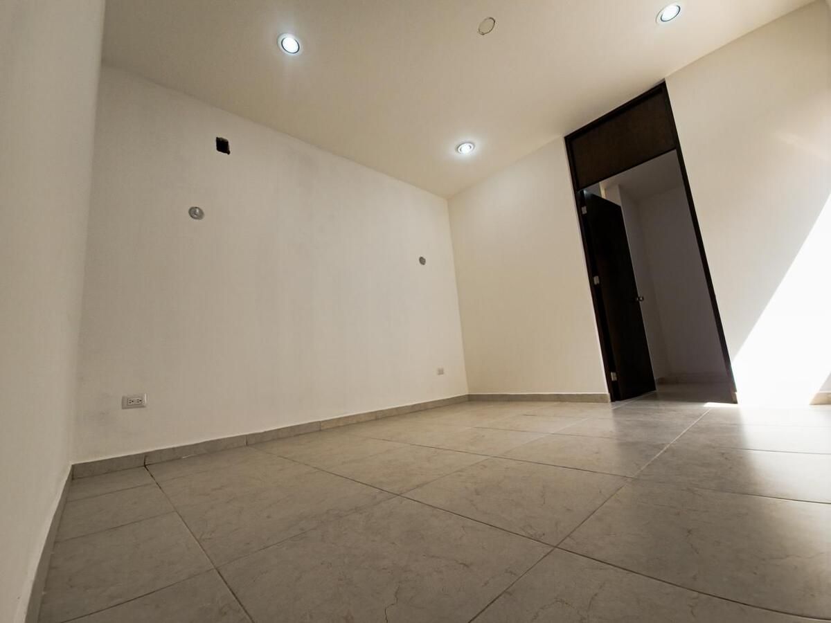 14 de 21: cuarto de abajo con baño completo y closet vestidor