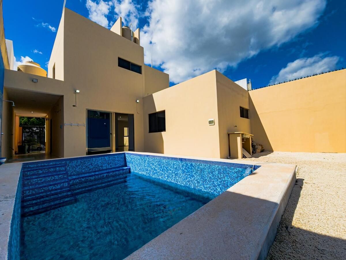 13 de 21: Alberca pasillo de servicio con área de lavado