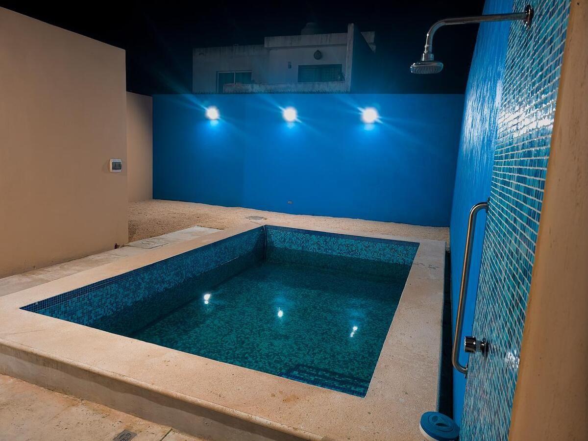 20 de 21: alberca y patio trasero iluminado