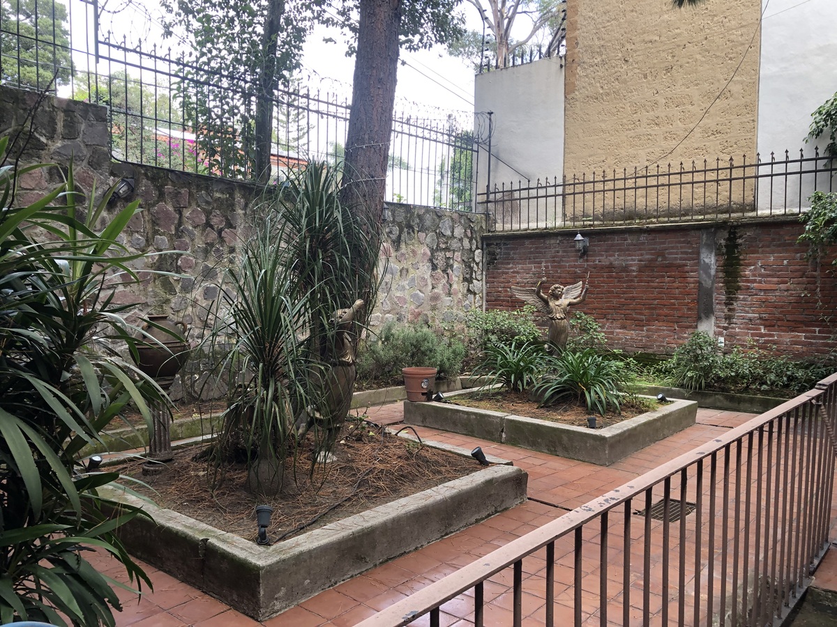 1 of 30: Patio de entrada