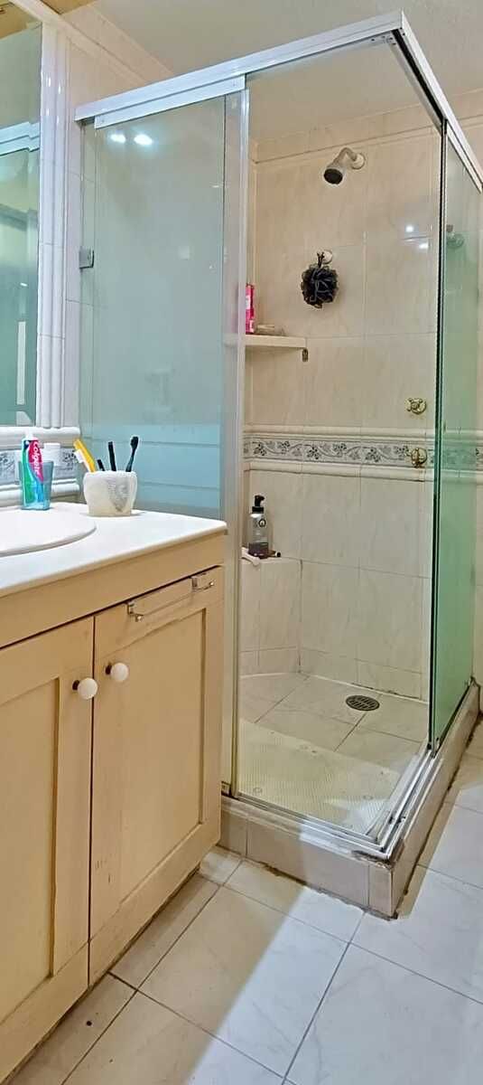 29 de 49: Regadera del Baño Principal