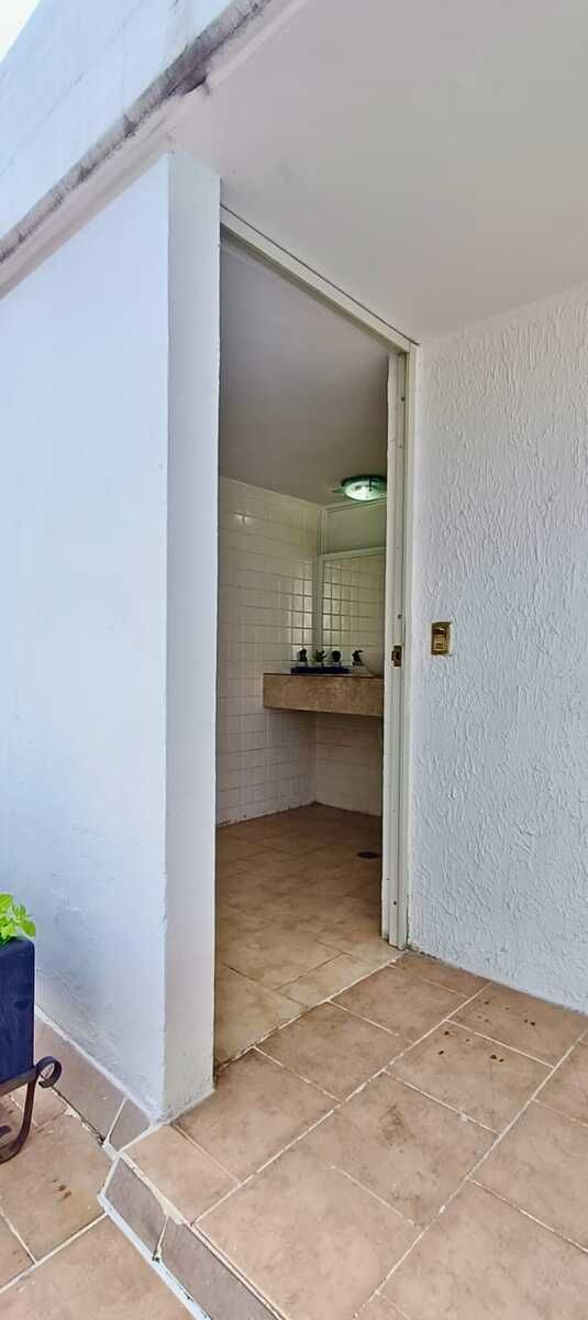 46 de 49: Entrada al Baño del Roof Garden