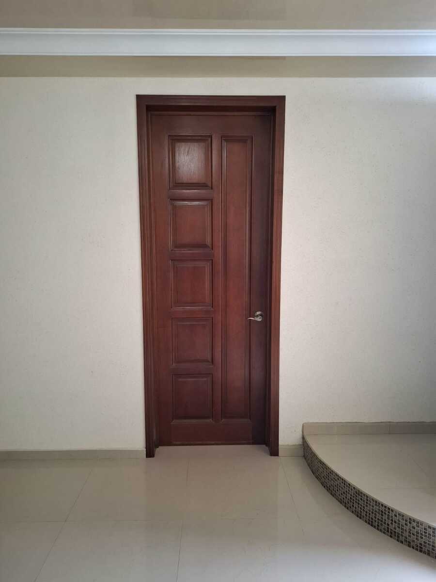 4 de 19: Puerta de estudio