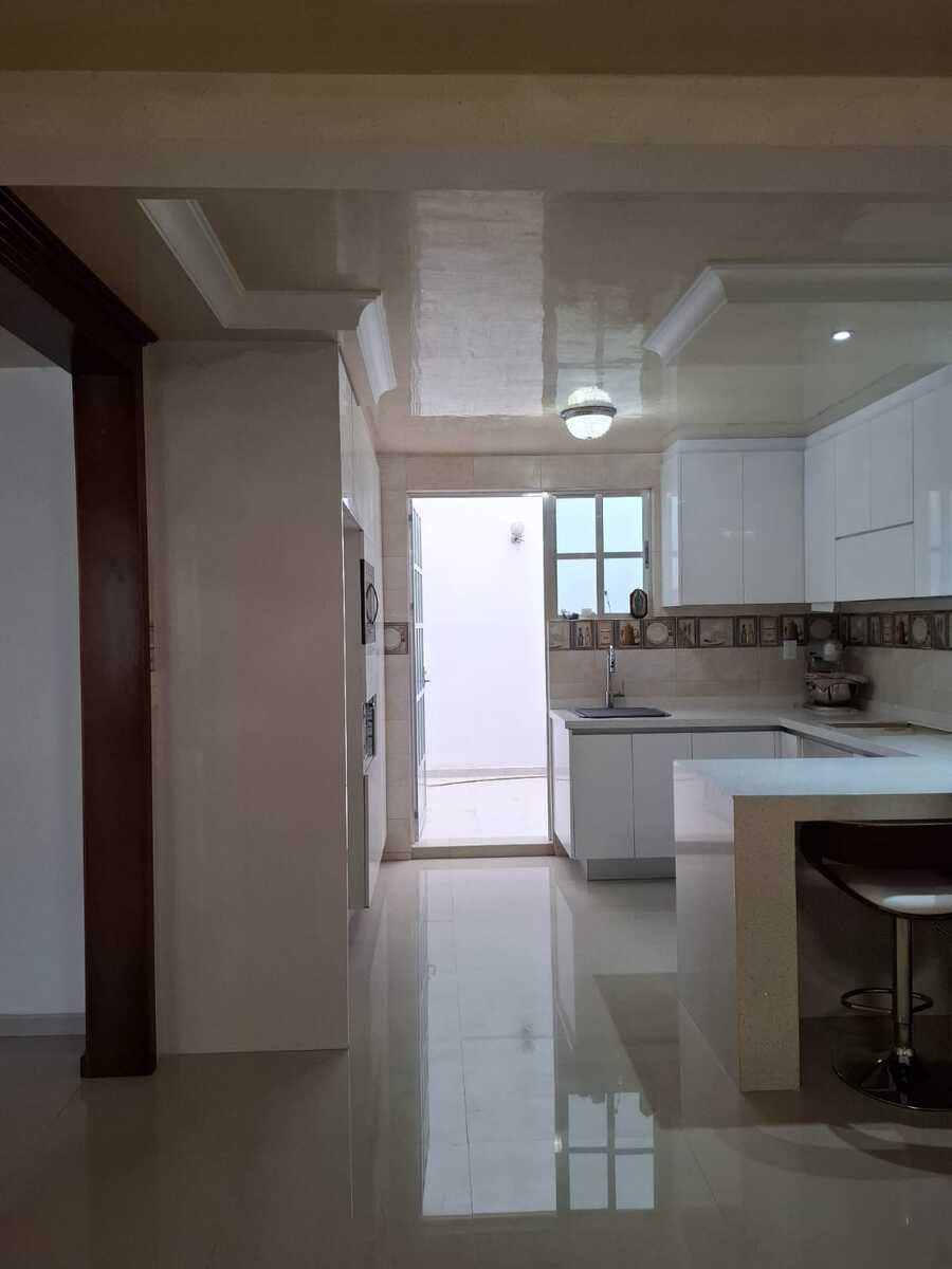 7 de 19: Cocina equipada con espacio para ante comedor