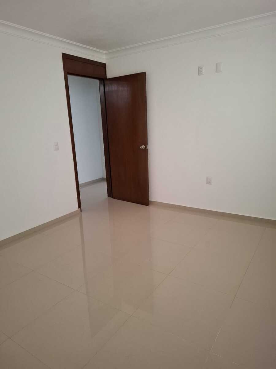 13 de 19: Recámara principal con baño