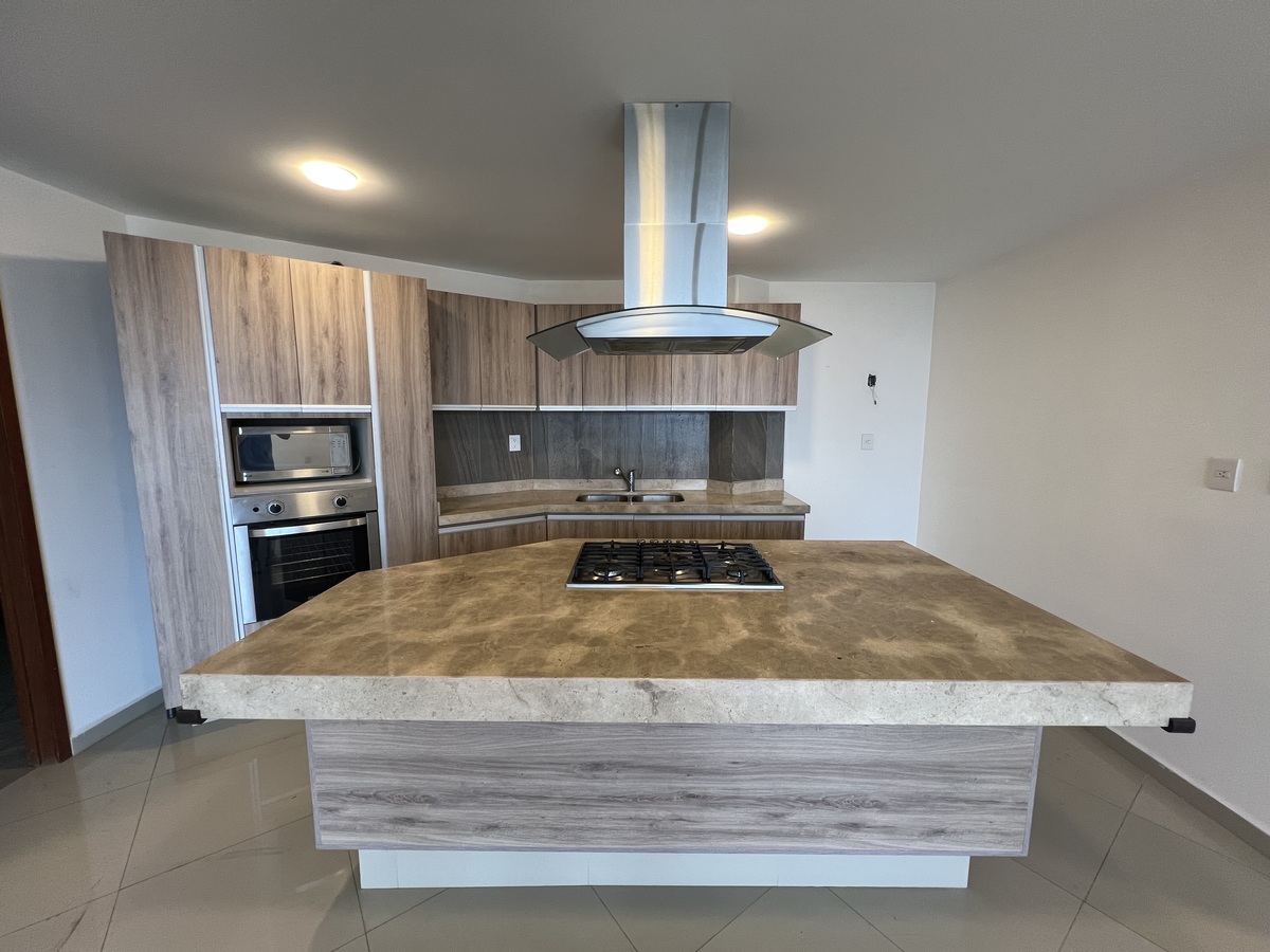 5 de 17: Cocina equipada con isla