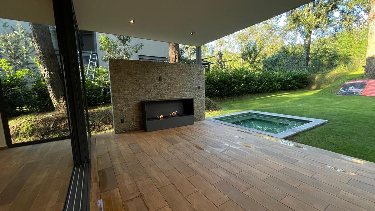 5 of 13: Chimenea y jacuzzi