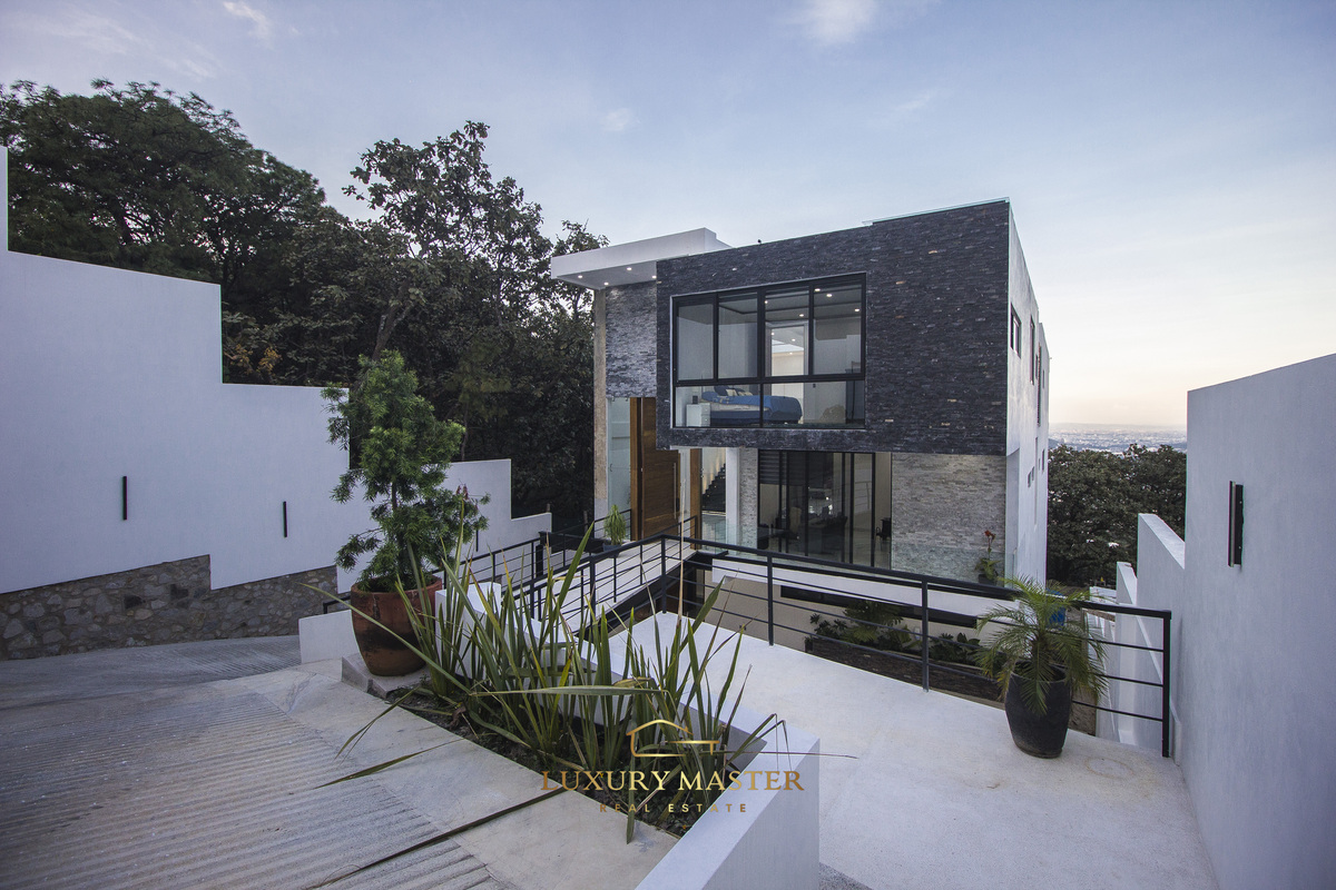 2 of 50: Casa en Venta en El Palomar Fachada