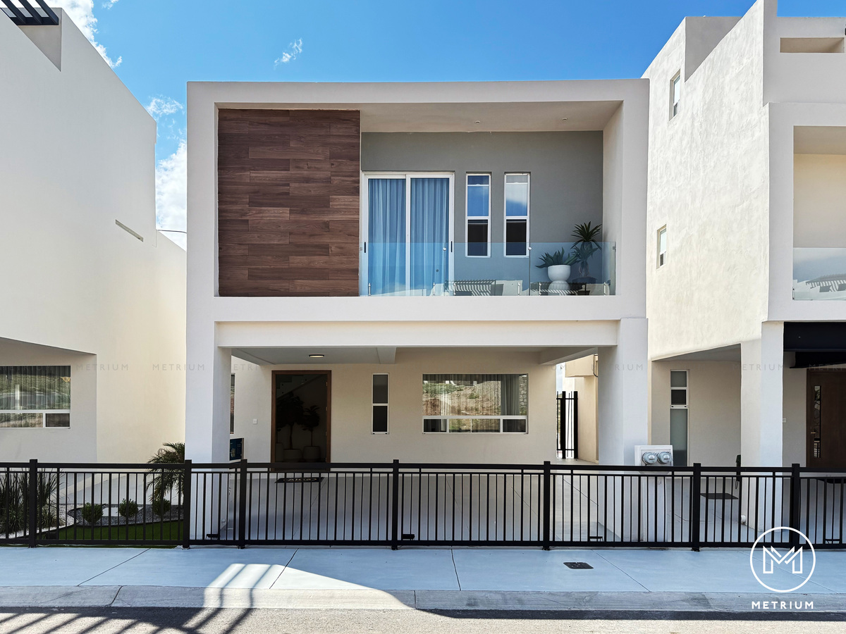 1 of 22: Fachada principal