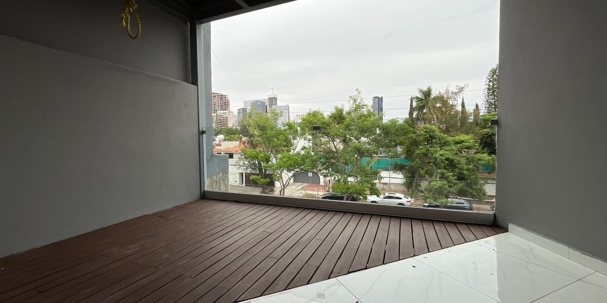 3 of 15: Balcon