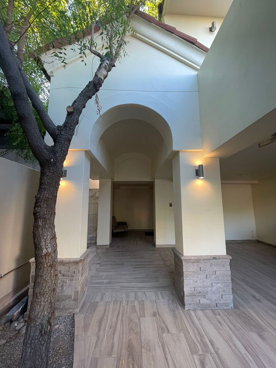 1 of 19: Pasillo de entrada y cochera de la casa.